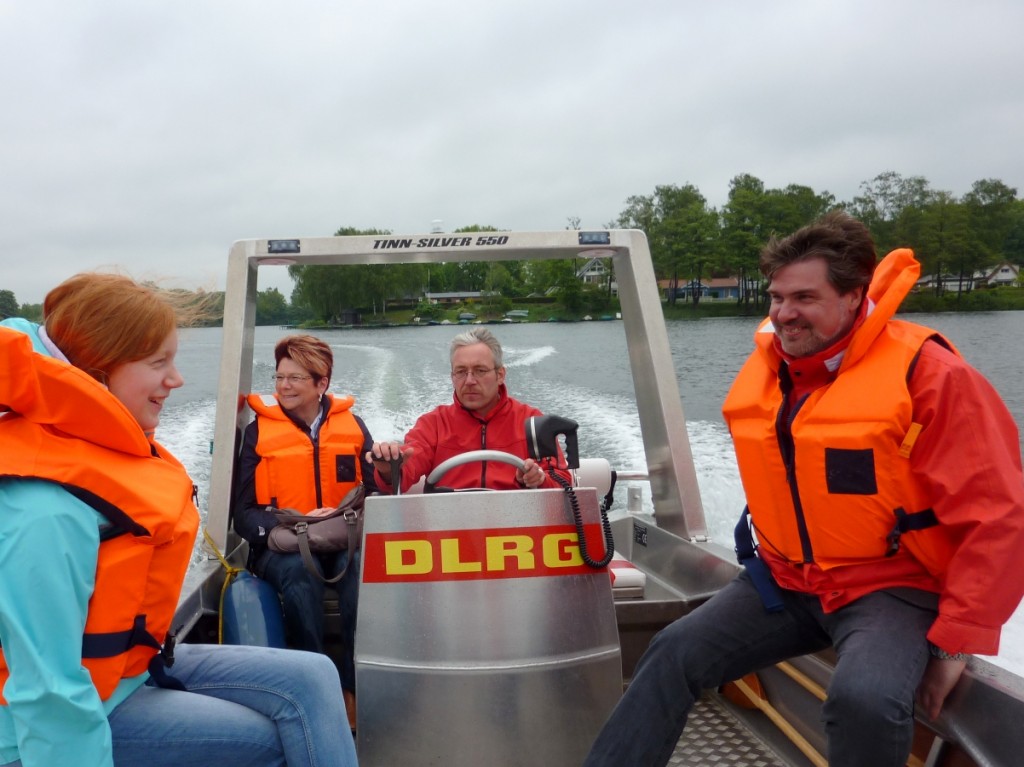 Bundestagskandidat Michael Thews und Selmer SPD in einem (DLRG) Boot