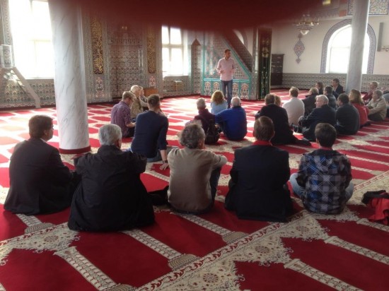 Interessante Fragen zu religiösen Fragen werden hier beantwortet. Viele Besucher bei der Selimiye Moschee nutzen die Möglichkeit sich zu informieren.