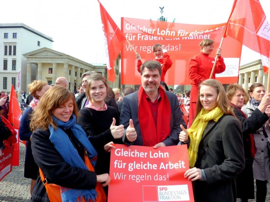 Auch die Mitarbeiterinnen von Michael Thews in Berlin sind beim „Equal-Pay-Day“ mit dabei