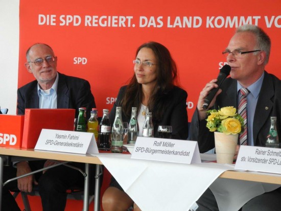 Rolf Möller (links) moderierte die Diskussion mit Yasmin Fahimi (Mitte). AfA-Stadtverbandsvors Hans-Georg Fohrmeister (links) hatte zur Arbeitnehmerkonferenz eingeladen