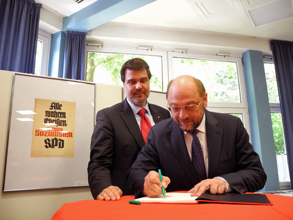 WEB Der Präsident des Europäischen Parlamentes Martin Schulz trägt sich auf Bitte vom Lüner SPD-Stadtverbandsvorsitzenden Michael Thews in das Gäste
