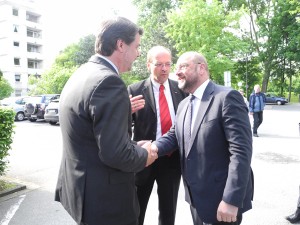 WEB Der Präsident des Europäischen Parlaments Martin Schulz (rechts) wurde durch Lünens SPD-Stadtverbandsvorsitzenden Michael Thews (links) freundsc