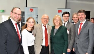 Ein Gruppenfoto mit Hannelore Kraft, Rainer Schmeltzer, Stephanie Lippelt, Siegfried Scholz, Lars Hübchen, Michael Makiolla und Michael Thews.