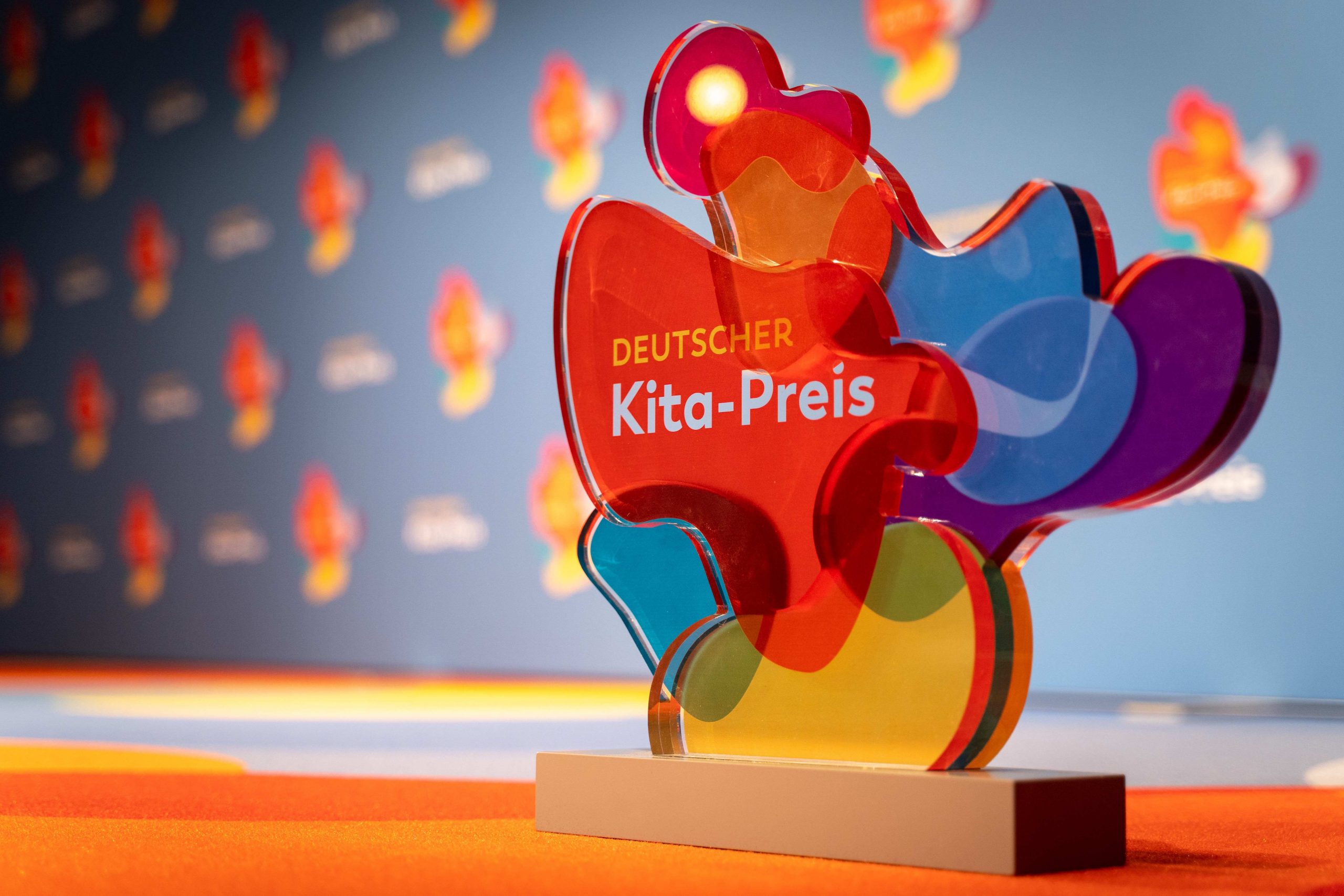 Trophäe, Deutscher Kita-Preis 2019 auf der Bühne im Tempodrom am 13.05.2019